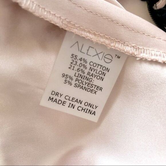 NWT Alexis Kelie Short Sleeve Lace Open Back Jumpsuit Black Size XS - Picture 13 of 15